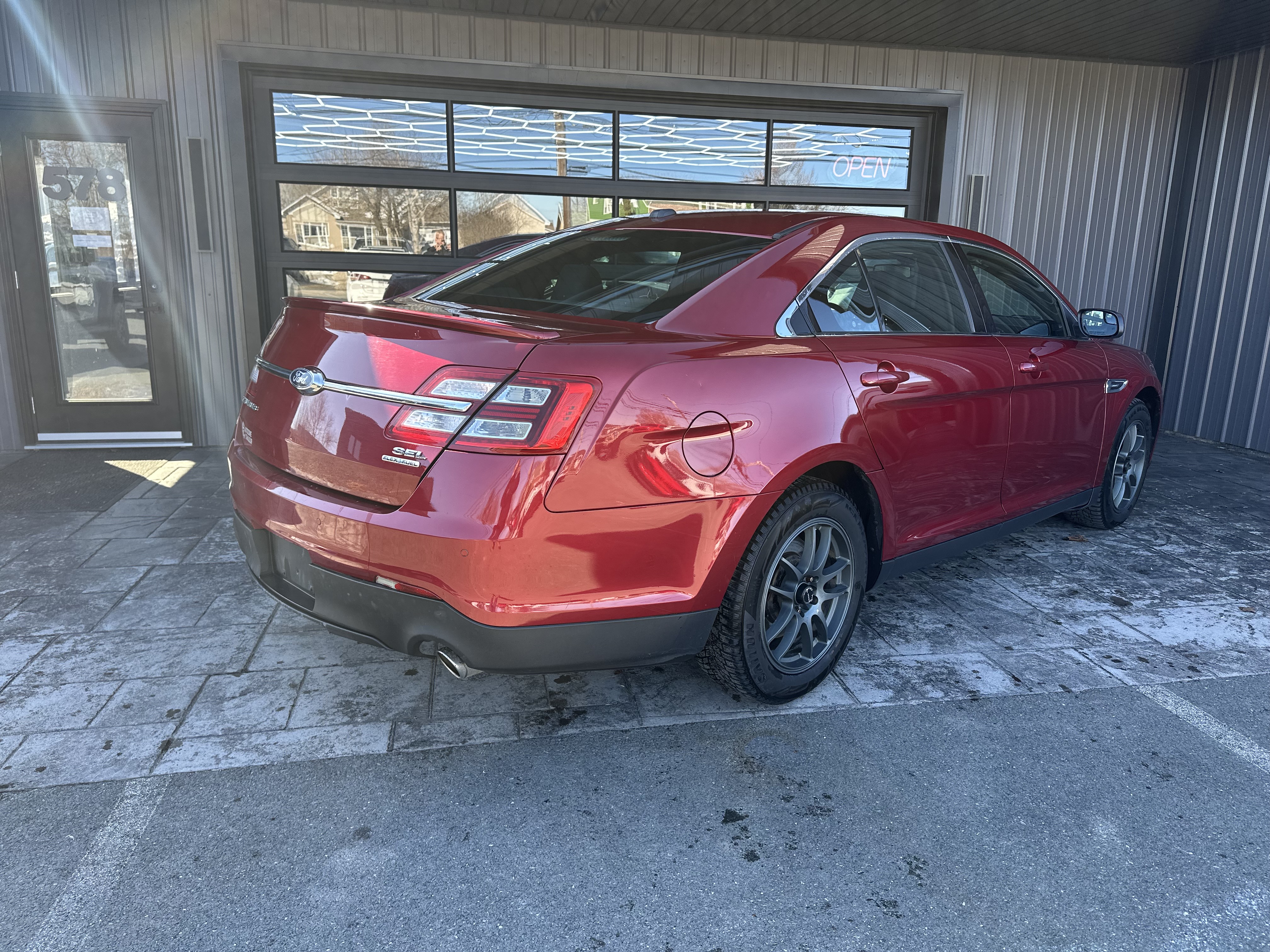 Image 3 - 2014 Ford Taurus SEL