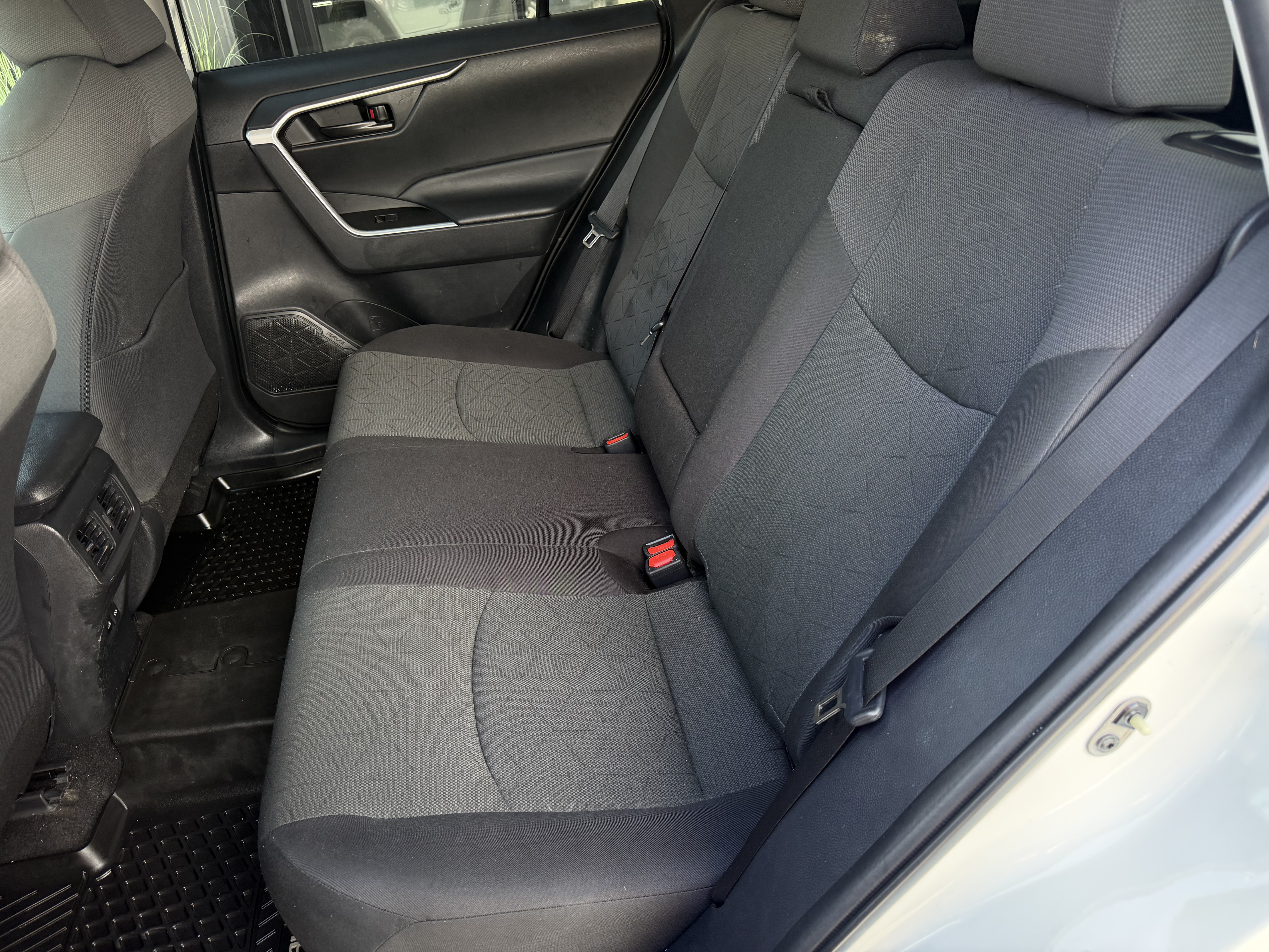 Image 6 - 2023 Toyota RAV4 LE