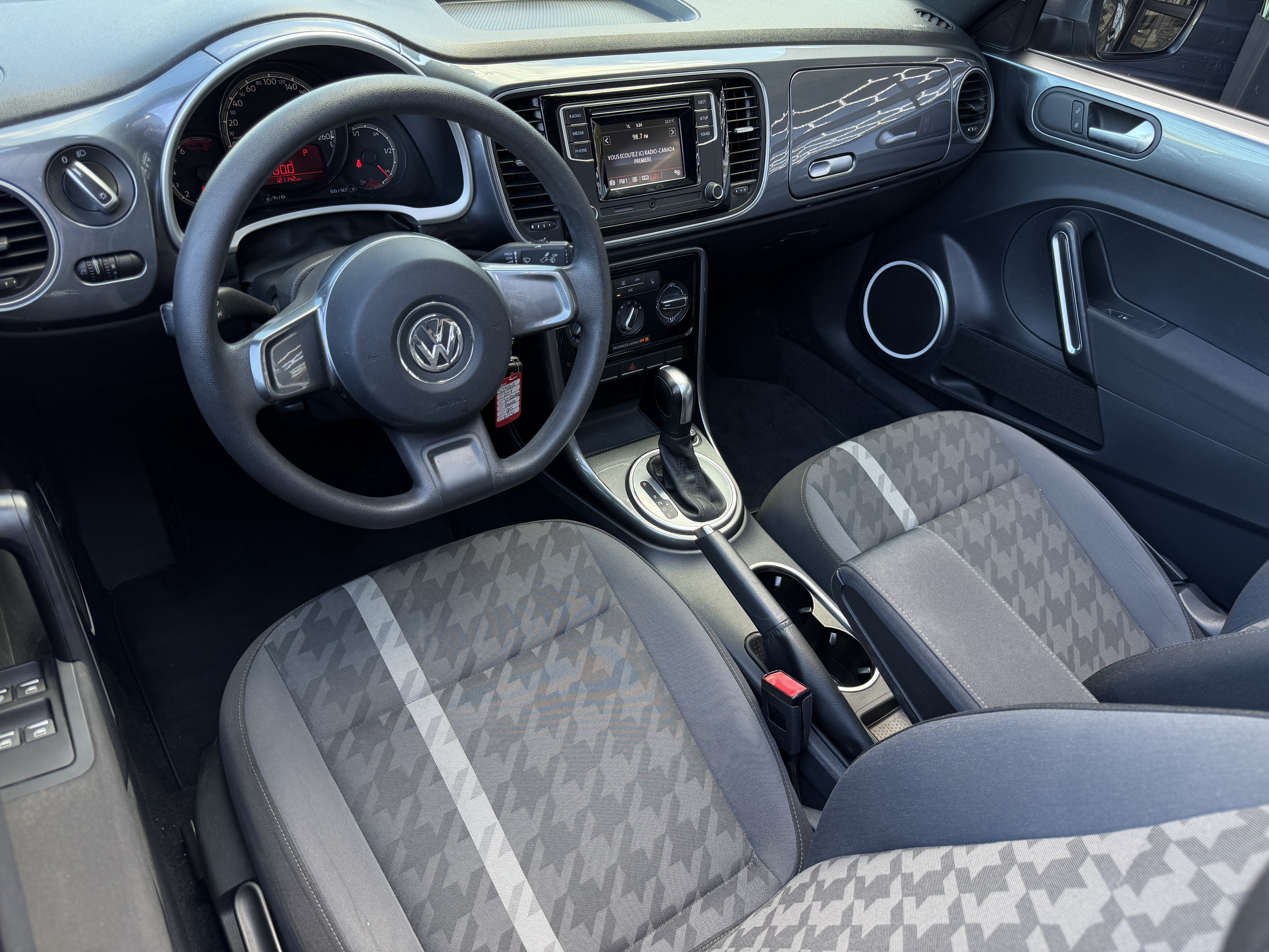 Image 4 - 2017 Volkswagen Beetle