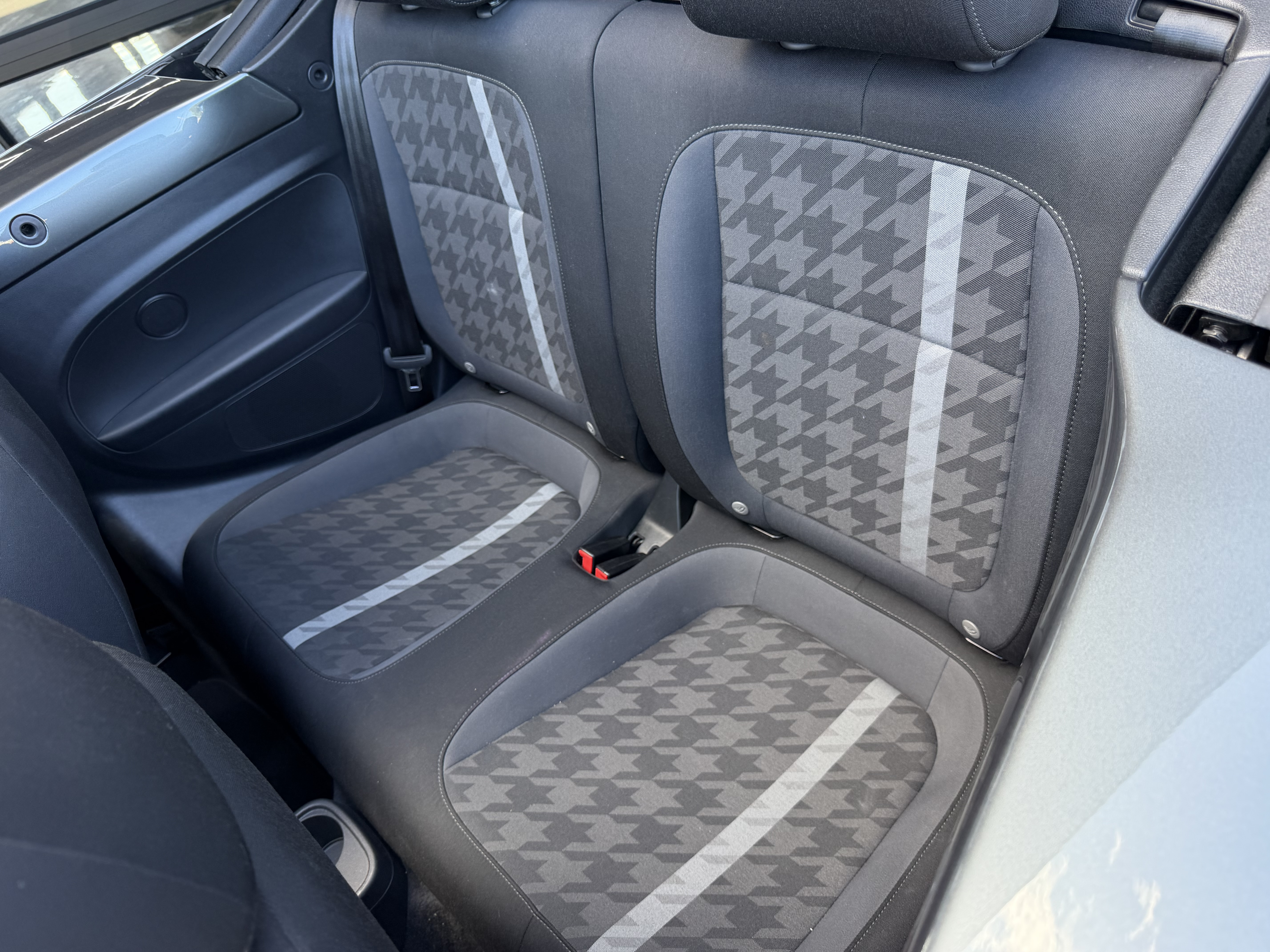 Image 5 - 2017 Volkswagen Beetle