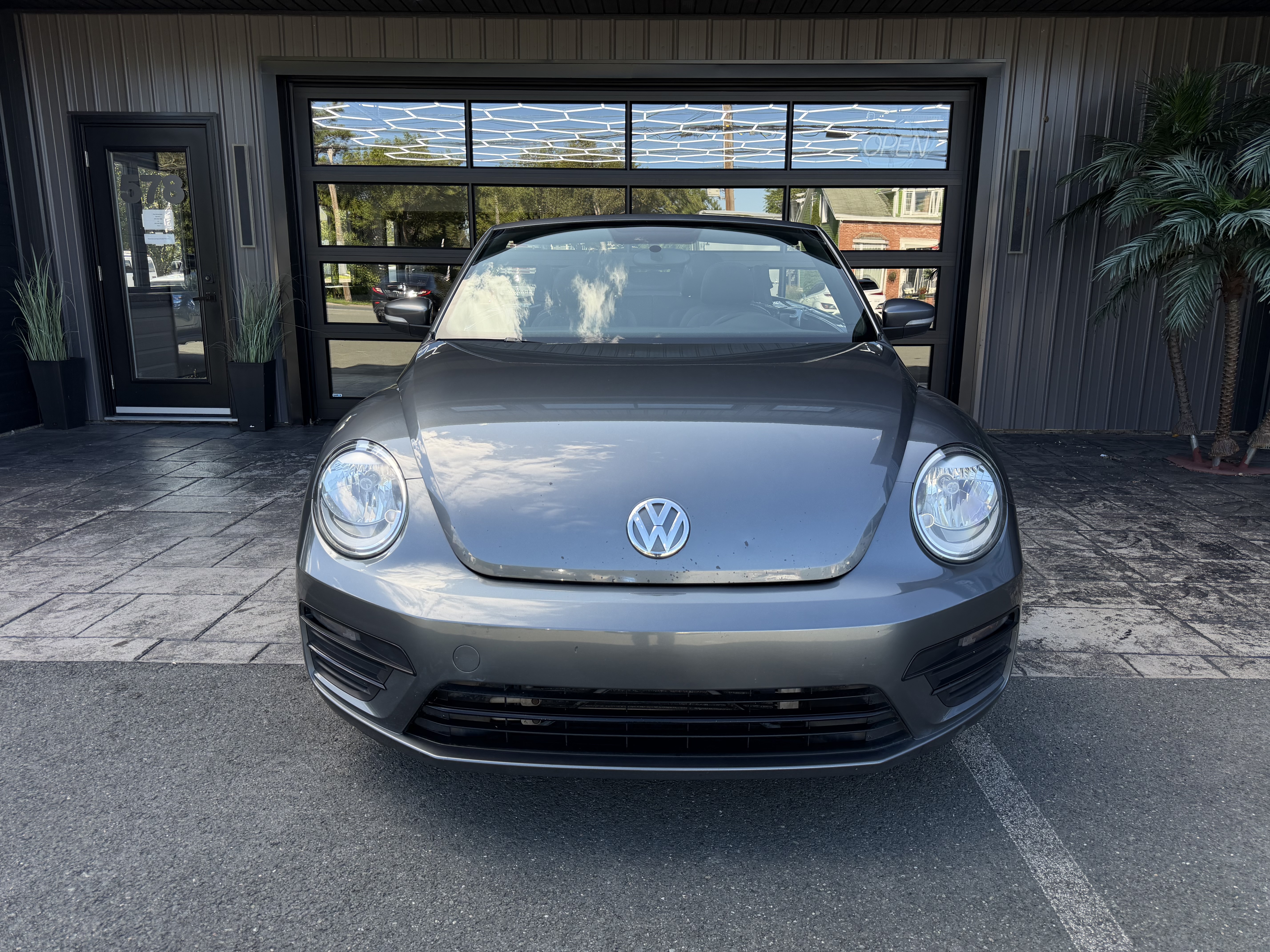 Image 2 - 2017 Volkswagen Beetle