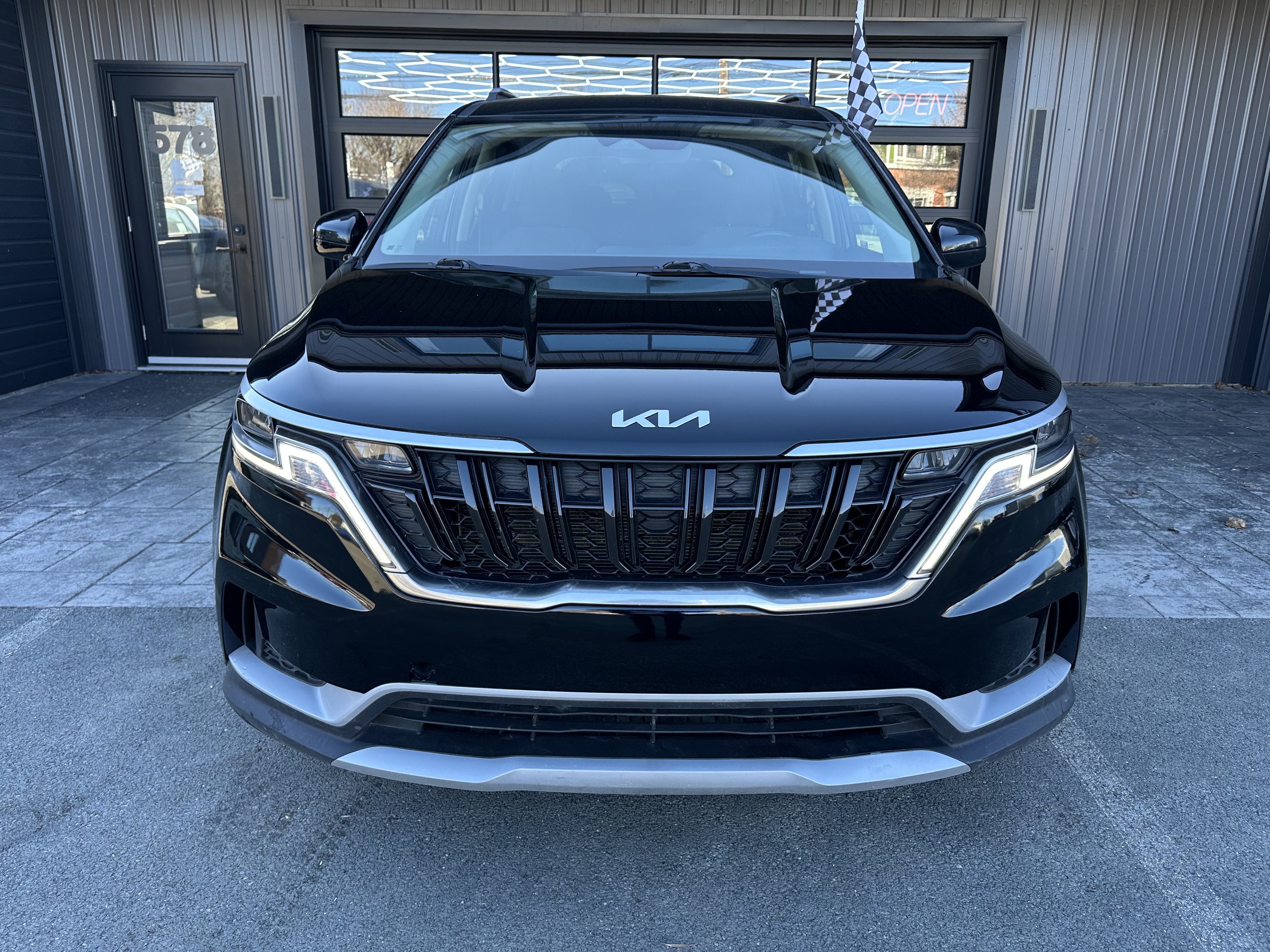 Image 2 - 2024 Kia Carnival LX