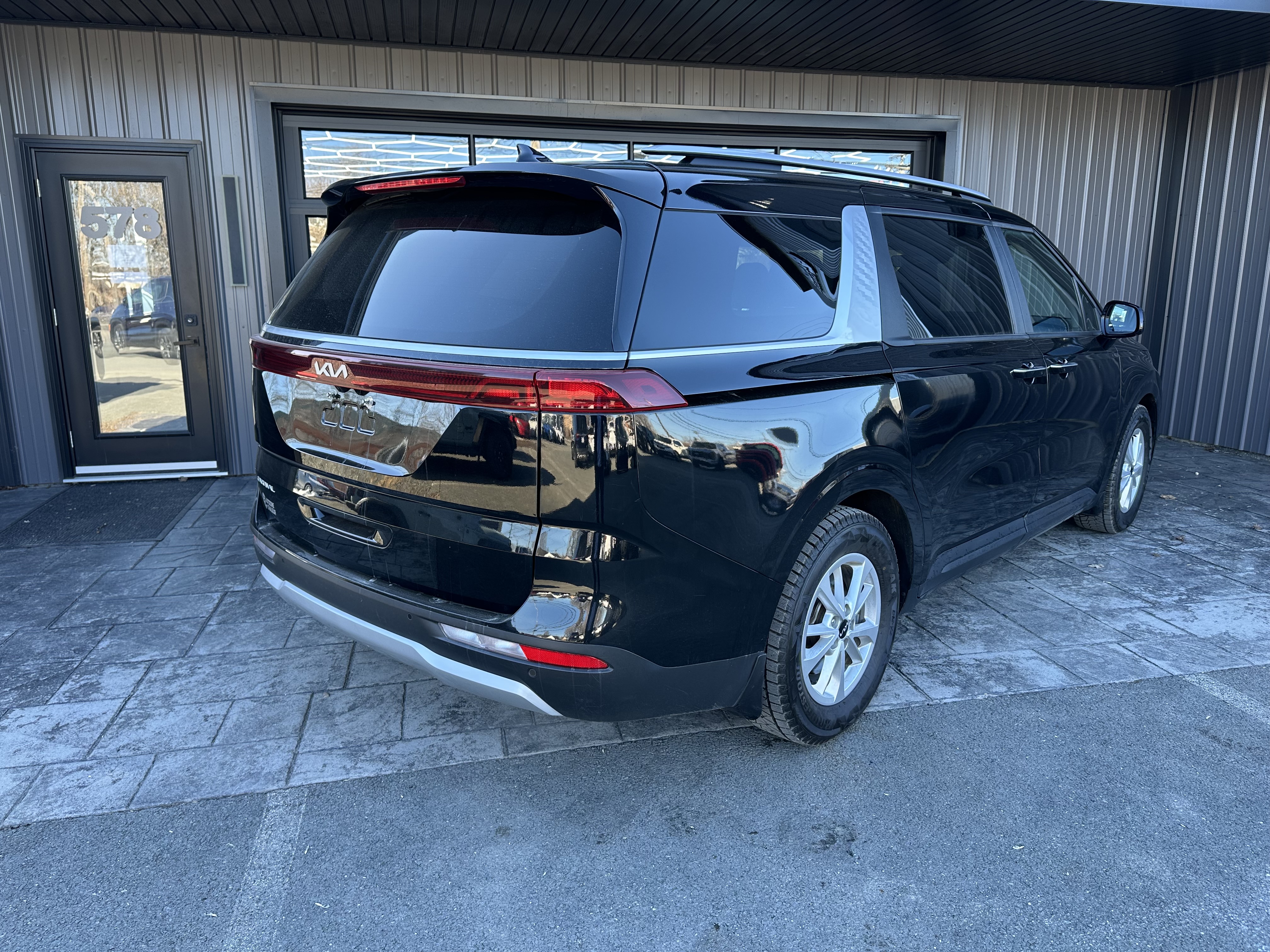 Image 3 - 2024 Kia Carnival LX